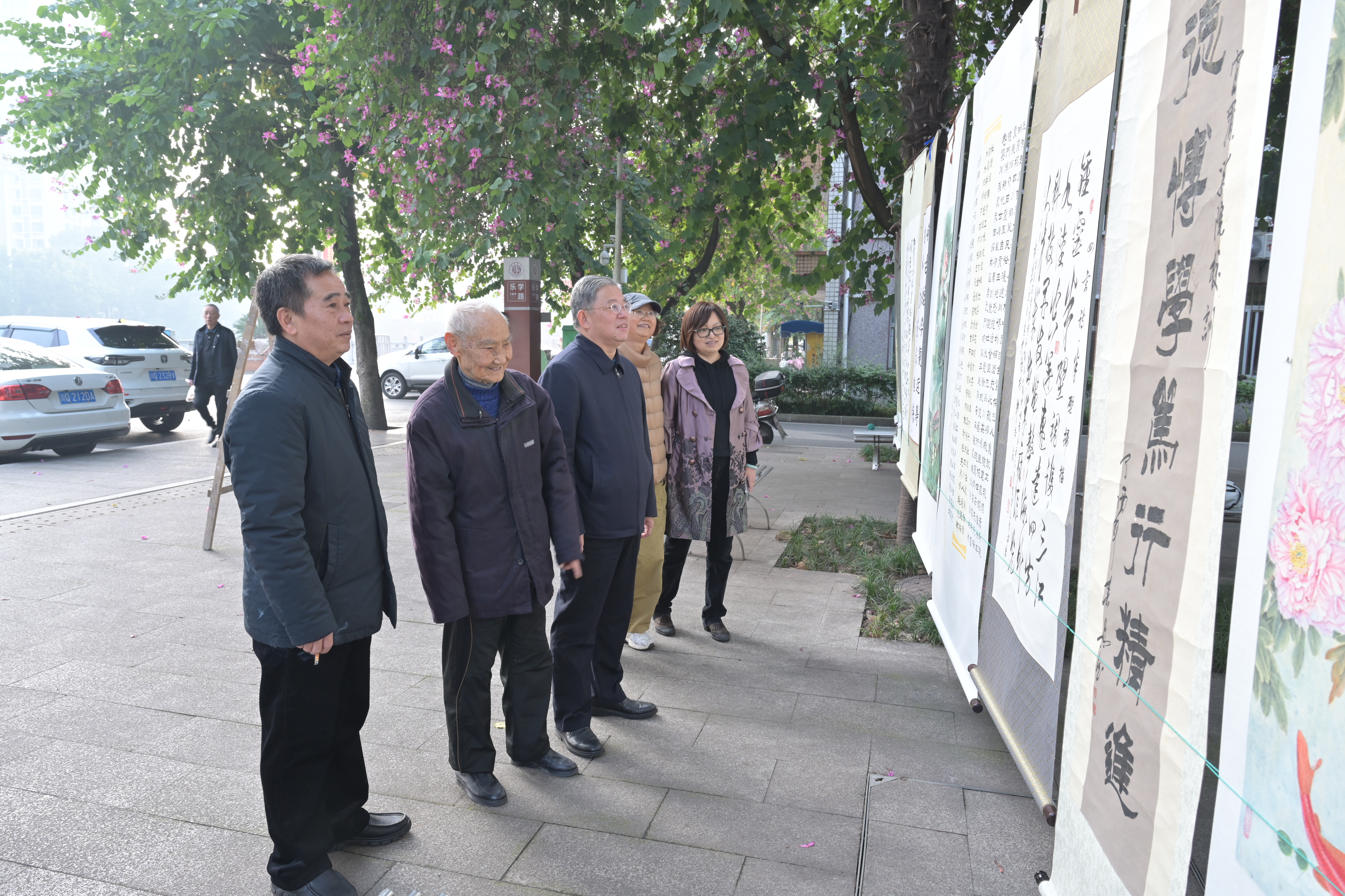 白玉林观看书画展.jpg