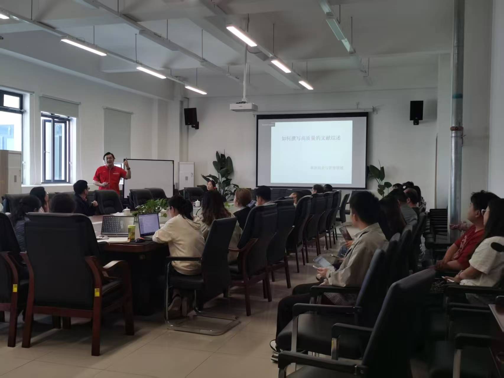 马来西亚思特雅大学研究生商kaiyun体育app官网院长Keoy Kay Hooi博士到我校交流(宣传部).doc_15a14d98-f578-426c-9c54-6a09580674e0_0.jpg