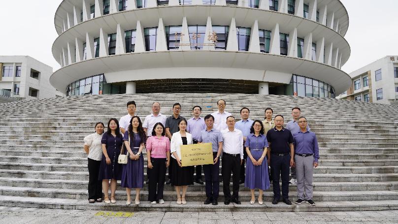 新浪体育新浪网联手K12 开启校校合作新篇章 新浪体育新浪网与三江新区成都外国语必赢棋盘app下载隆重举行实践教育基地挂牌仪式.doc_5a0a508b-f350-48b3-85de-1b327798b5a8_0.jpg